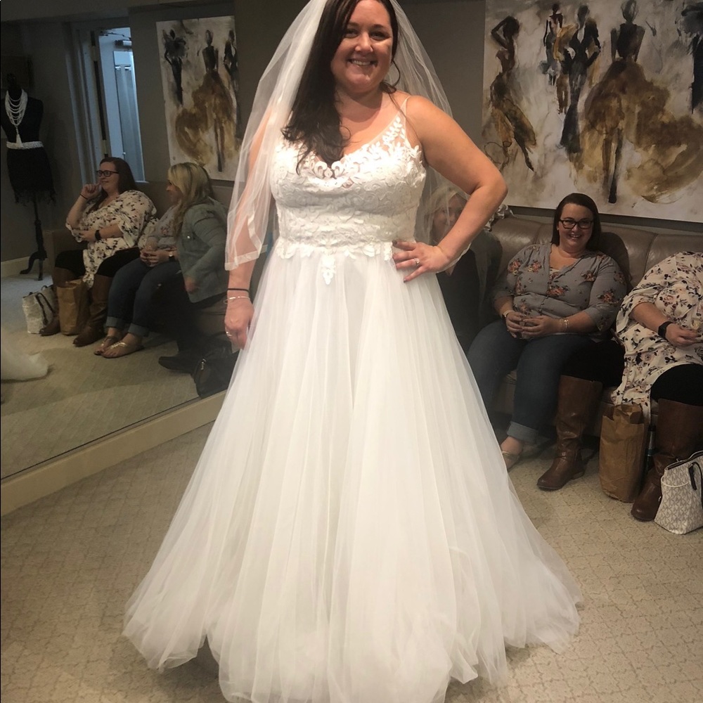 Brand new, GORGEOUS wedding dress!